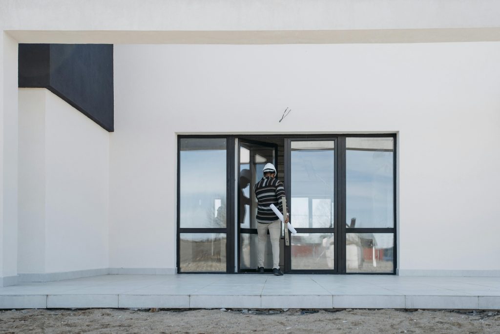 homme expert en batiment , expert d'assurance